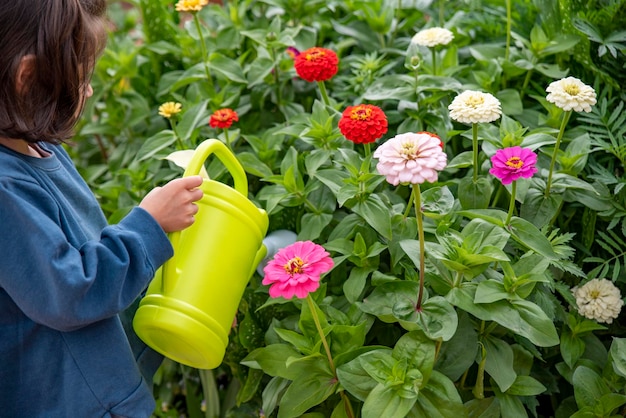 Blumen im Garten gießen