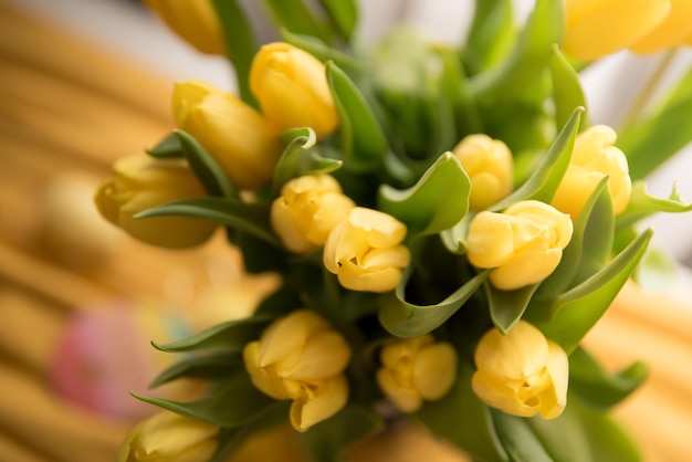 Blumen im Wohnzimmer Innenraum Blumenstrauß aus frischen Tulpen auf einem Tisch