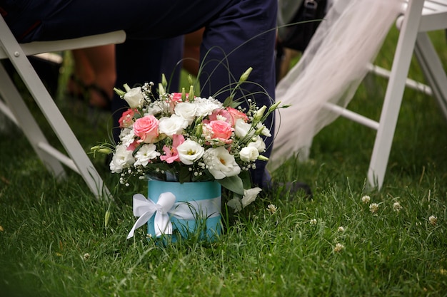 Blumen in Box, Blumenstrauß oder Geschenk von Gästen für Braut und Bräutigam nach der Hochzeitszeremonie