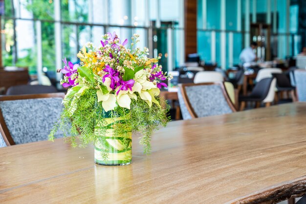 Blumen in der Vase auf Esstisch