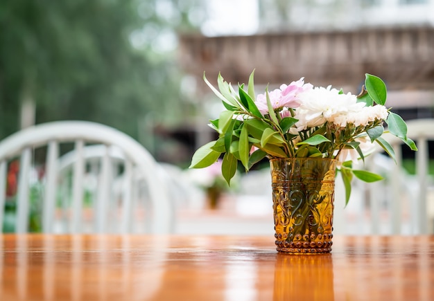 Foto blumen in der vasendekoration auf tabelle