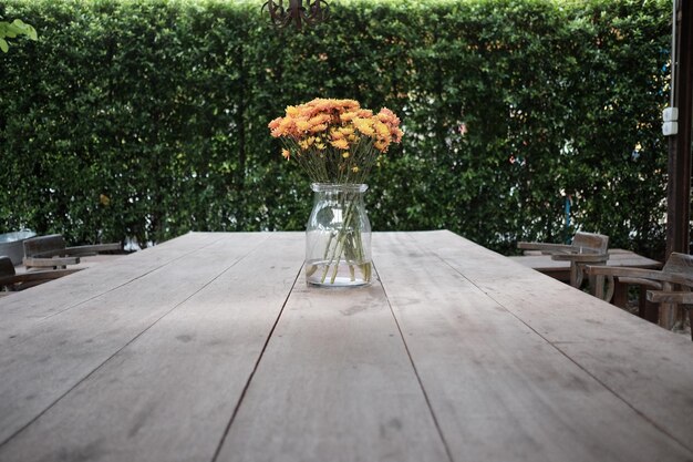 Foto blumen in einem glas auf dem tisch im café