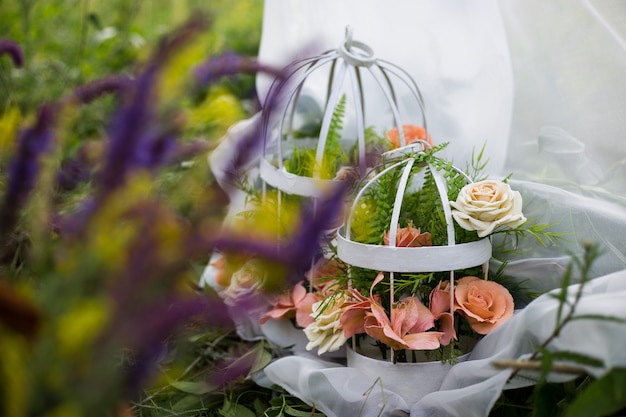 Blumen in einem Käfig. die kunst der floristik. die Kulisse für das Fotoshooting