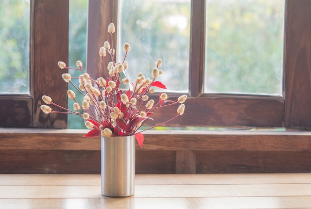 Blumen in einem Vase und Holzfenster