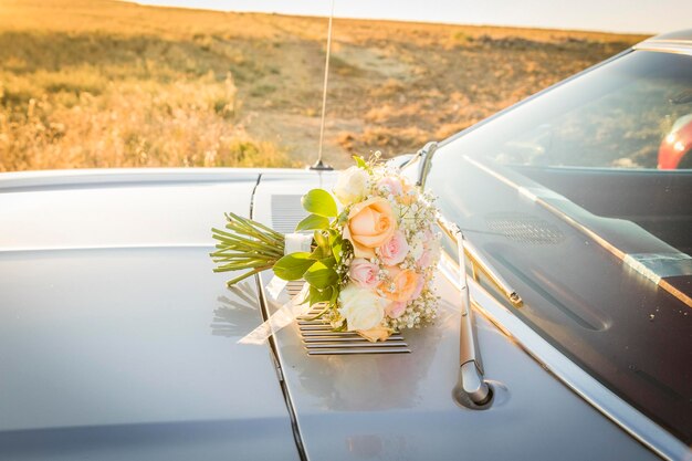 Foto blumen in einer vase am fenster