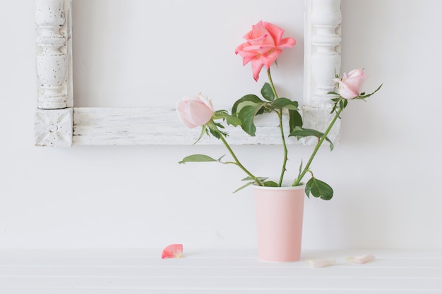 Blumen in einer Vase auf weißem Raum