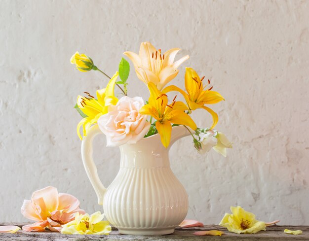 Blumen in Vase auf altem Weiß