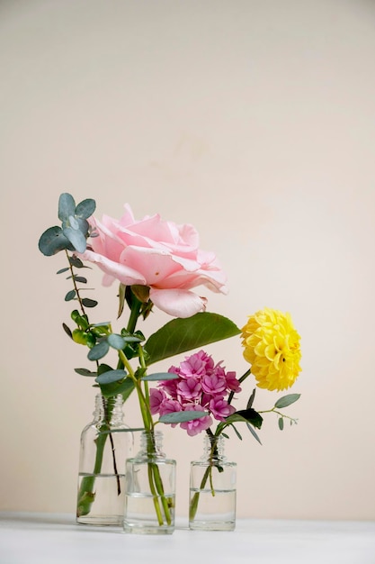 Blumen in Vase mit schönen rosa Rosen gelbe Dahlie und rosa Hortensienstrauß kopieren Raum Grußkarte