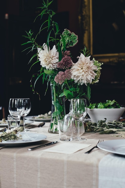 Blumen in Vasen auf dem Esstisch