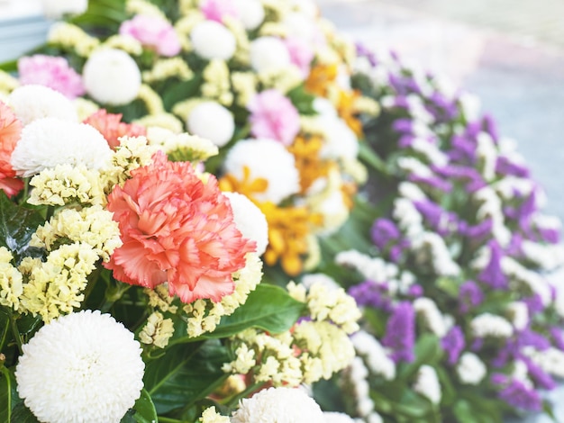 Blumen in vielen verschiedenen Farben werden in Gruppen arrangiert, um bei verschiedenen Zeremonien zur Erfrischung schön auszusehen