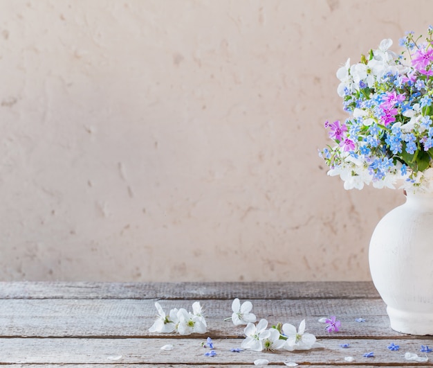 Blumen in weißer Vase