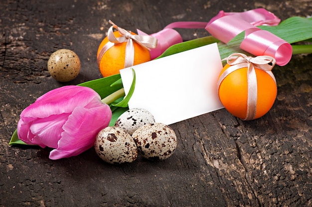 Foto blumen, leere grußkarte, wachteleier und bunte eier