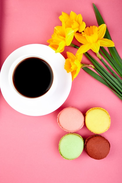 Blumen, Macarons und Kaffeetasse