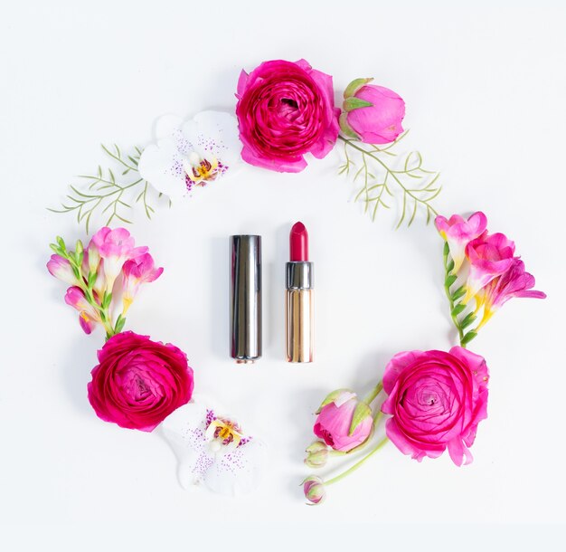 Blumen mit Lippenstift und Mascara