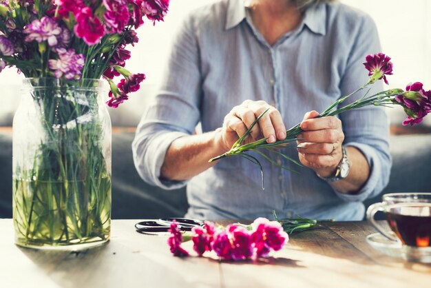 Blumen schneiden und Blumen arrangieren