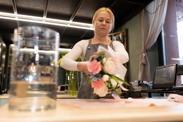 Blumen schneiden und daraus einen schicken Strauß basteln