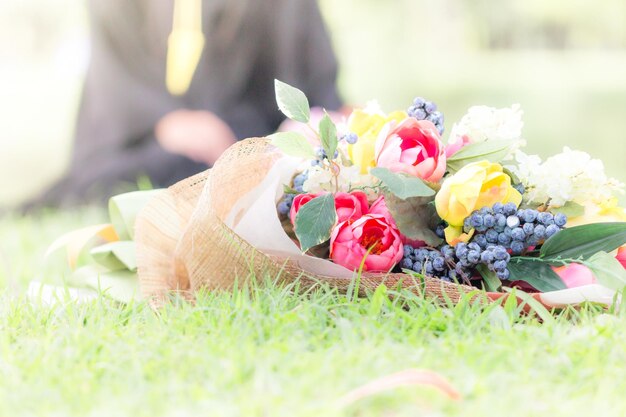 Foto blumen und beeren auf gras