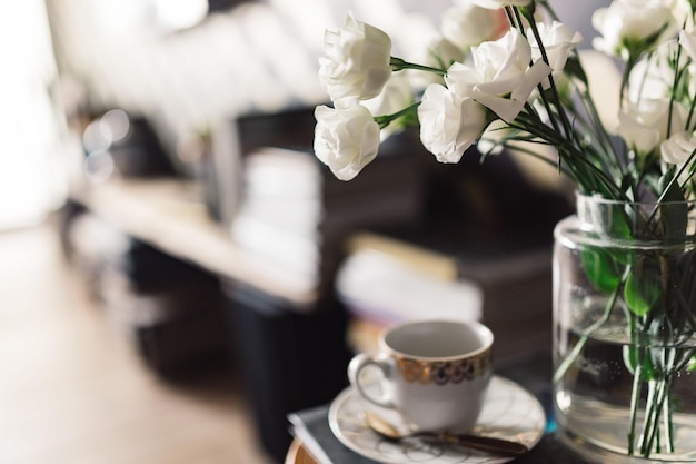 Blumen und eine Tasse Kaffee