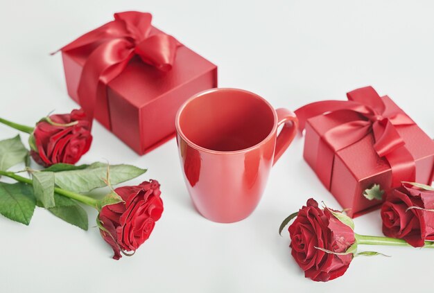 Blumen und Geschenkboxen auf Weiß