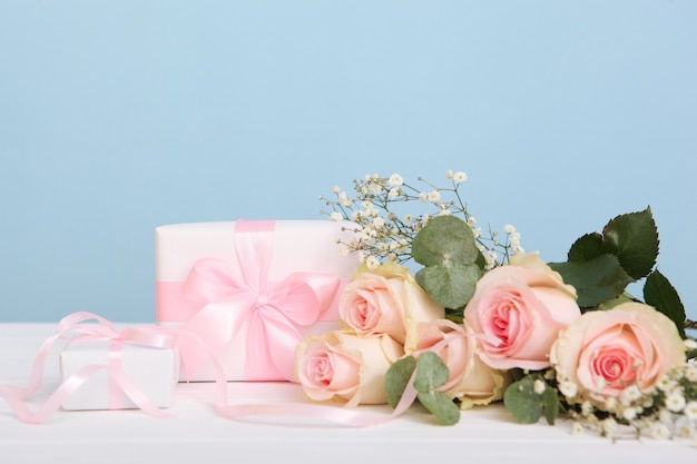 Blumen und Geschenke auf dem Tisch März Konzept Muttertag Frauentag