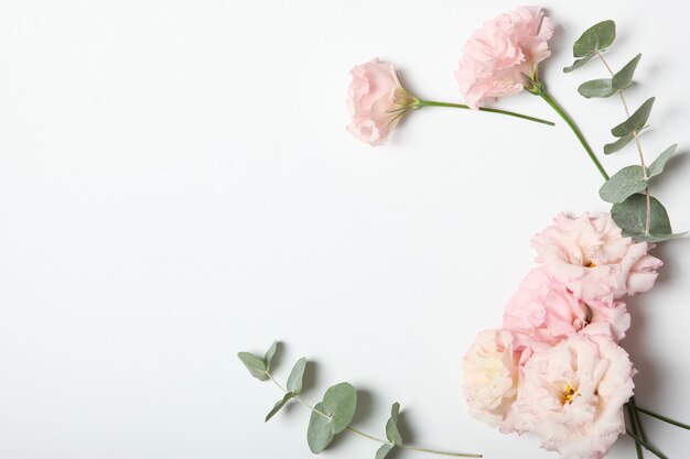 Blumen und Geschenke auf dem Tisch März Konzept Muttertag Frauentag