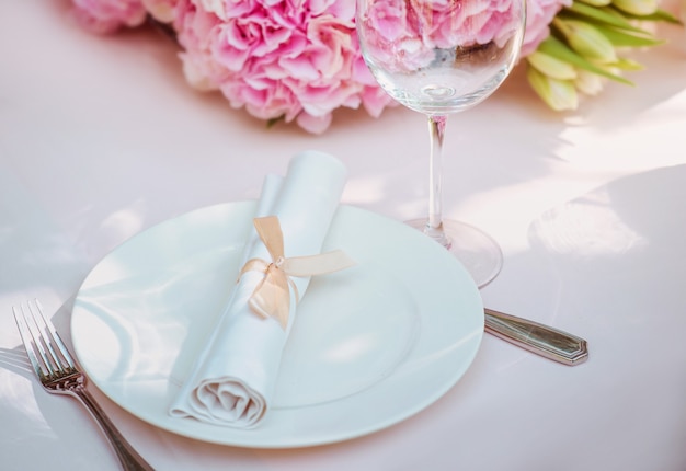 Blumen und Glasteller Gabelmesser auf dem Tisch Besteck Essen Lunch Party Konzept
