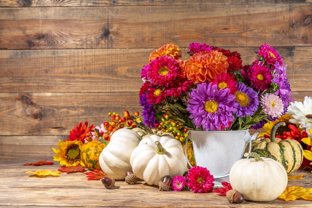 Blumen und Kürbisse auf dem Tisch