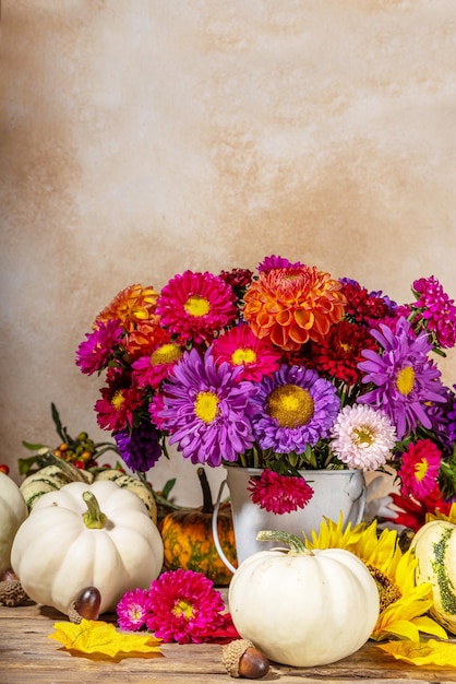 Blumen und Kürbisse auf dem Tisch