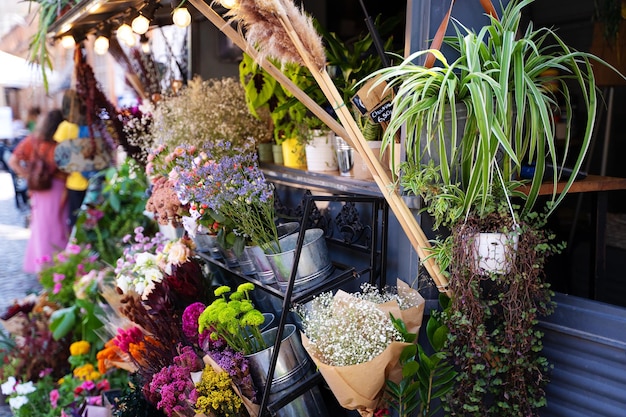 Blumen und Pflanzen in einem Straßenmarktstand in Libon. Portugal