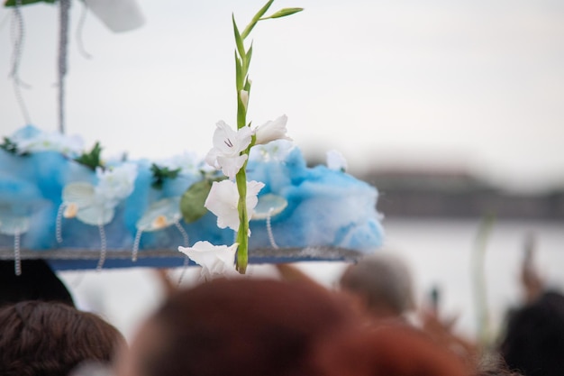 Blumen zu Ehren von Iemanja während einer Party am Strand von Copacabana in Brasilien