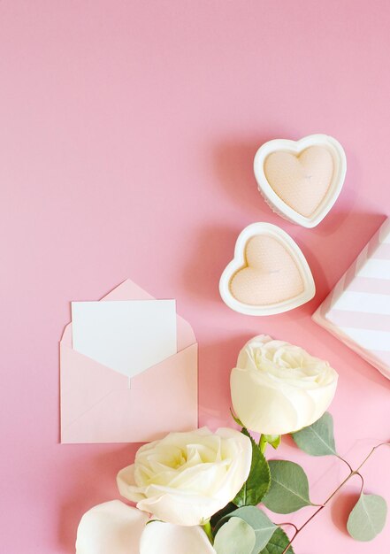 Blumen Zusammensetzung Rosenblütenblätter auf pastellrosa Hintergrund Valentinstag Muttertag Frauentag Konzept Flach lag Draufsicht Kopierraum