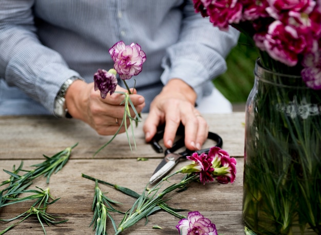 Blumenarrangehobby auf dem Tisch