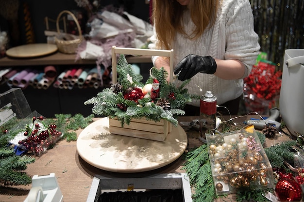 Blumenarrangement-Florist des neuen Jahres bei der Arbeit im Blumenladen