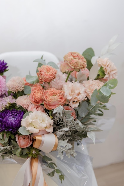 Blumenarrangement in einer Schachtel mit Rosen