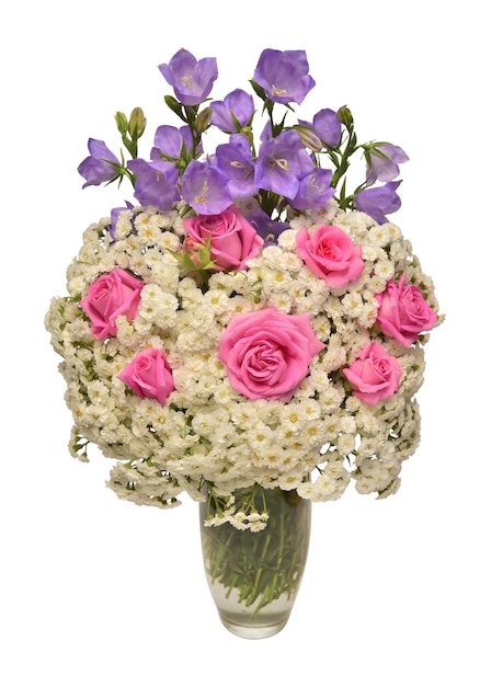Blumenarrangement Strauß Schafgarbe, blaue Glocke und Rose in einer Vase isoliert auf weißem Hintergrund. Blumenmuster, Stillleben, Objekt. Flache Lage, Draufsicht