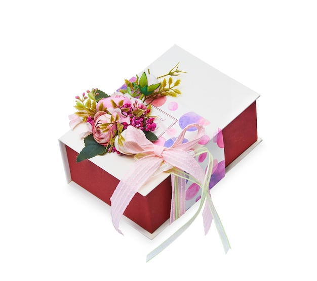 Blumenarrangement und Geschenkbox auf weißem Hintergrund