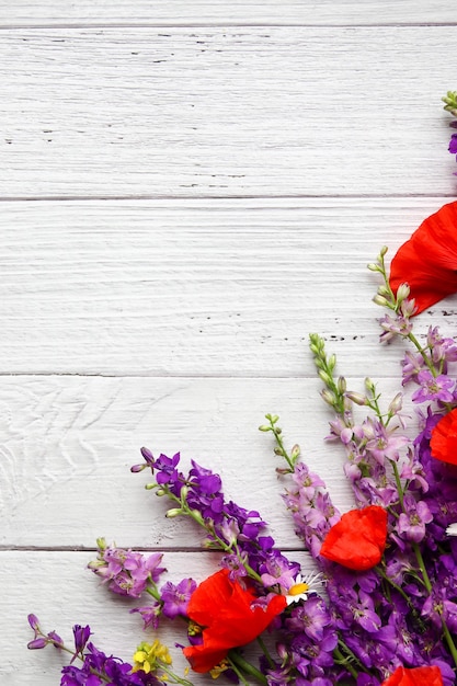 Blumenarrangement von Wildblumen mit Platz für Text Blumenhintergrund Frühlingsstimmung Platz kopieren