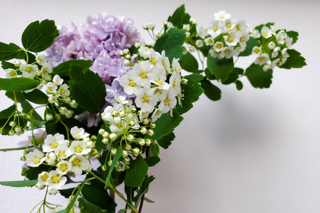 Blumenarrangement weiße und lila Blumen Farbe 2022 sehr peri