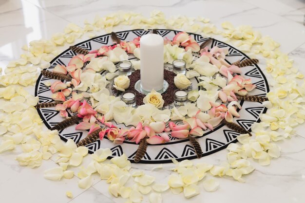 Blumenblätter und Kerzenmandala für Frauenkreis