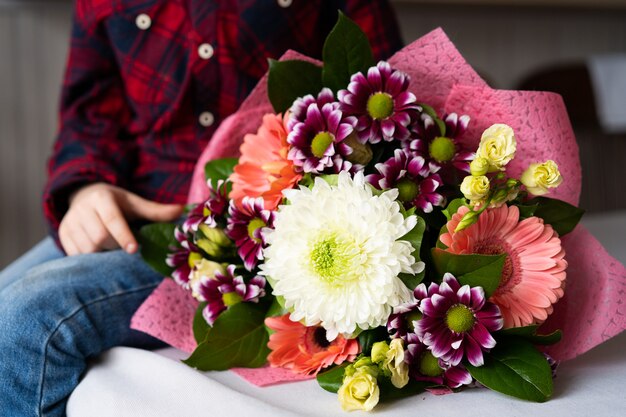 Foto blumendekoration zu hause, floristenarbeit, die blumen-, handwerks- und handgemachtes konzept organisiert