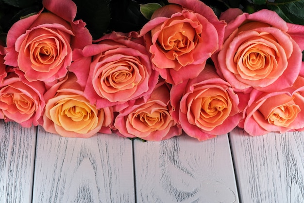 Blumenfeiertagskarte mit schönen Rosen auf dem Tisch Nahaufnahme Makrofotografie