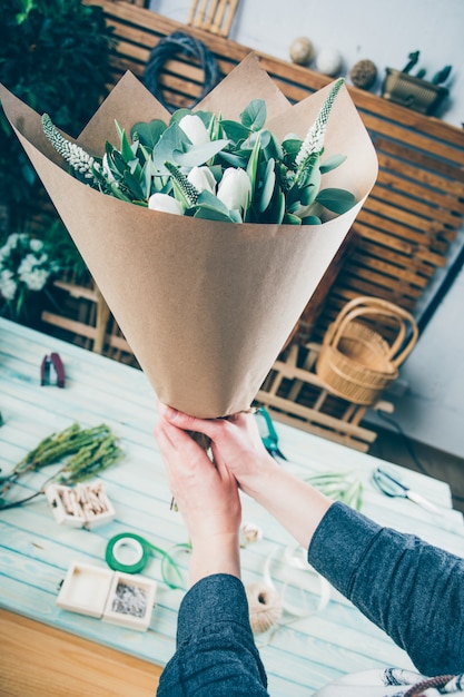 Foto blumengeschäft mit schönem blumenstrauß