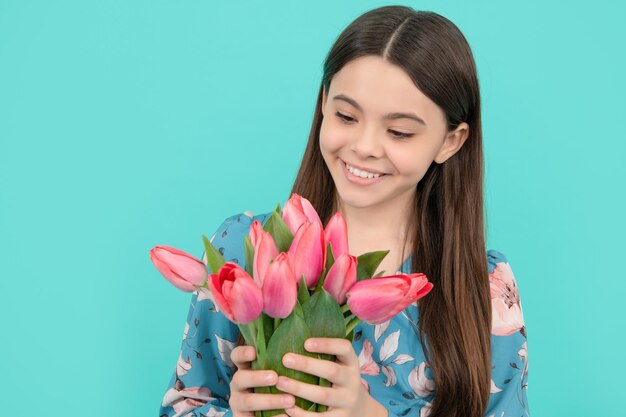 Blumengeschenk glückliches Kind halten Tulpenmütter oder Frauentagskinder halten Blumen