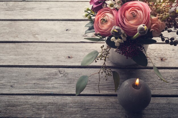 Foto blumengesteck aus rosen und hahnenfuß