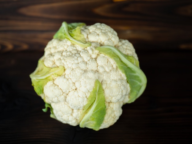 Blumenkohl auf einem dunklen Hintergrund, Nahaufnahme