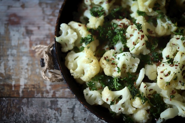 Blumenkohl mit Gewürzen in einer Pfanne gebacken.