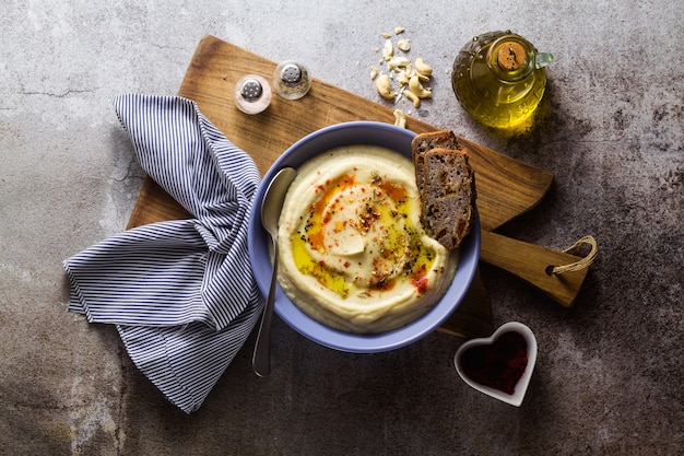 Blumenkohlpüree mit Cashewnüssen in Tellern auf dem Tisch mit Roggenbrot