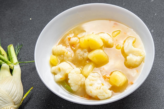 Blumenkohlsuppe frischer erster Gang Gemüsegericht gesunde Mahlzeit Snack auf dem Tisch