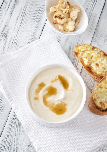 Foto blumenkohlsuppe mit brauner butter und käsigen toasts