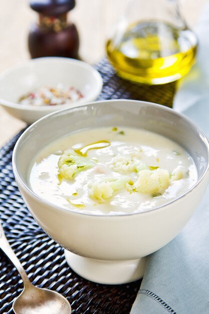 Blumenkohlsuppe mit etwas Blumenkohl in einer Schüssel